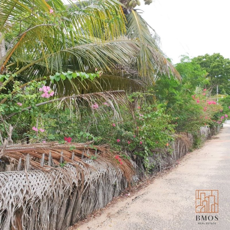 LAND FOR SALE AT BEACH ROAD ARUGAM BAY