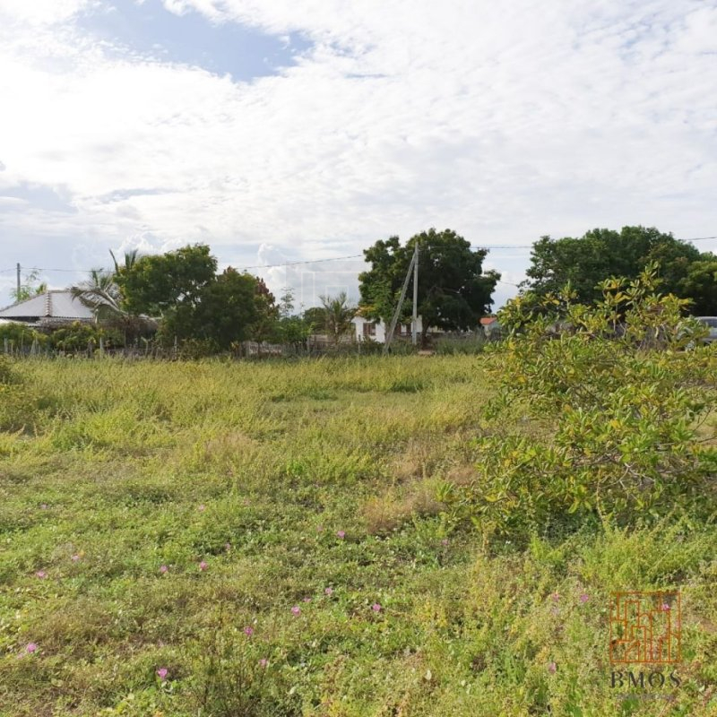 LAND FOR SALE AT BEACH ROAD ARUGAM BAY